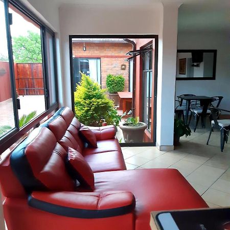Niilo'S Guesthouse Rundu Bagian luar foto
