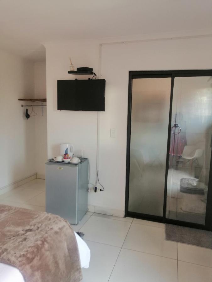 Niilo'S Guesthouse Rundu Bagian luar foto