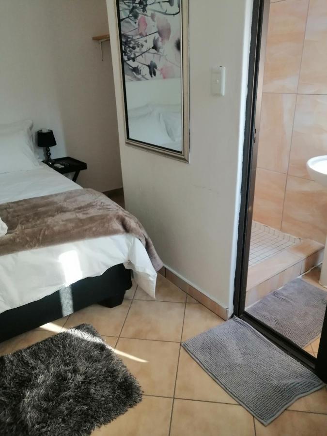Niilo'S Guesthouse Rundu Bagian luar foto