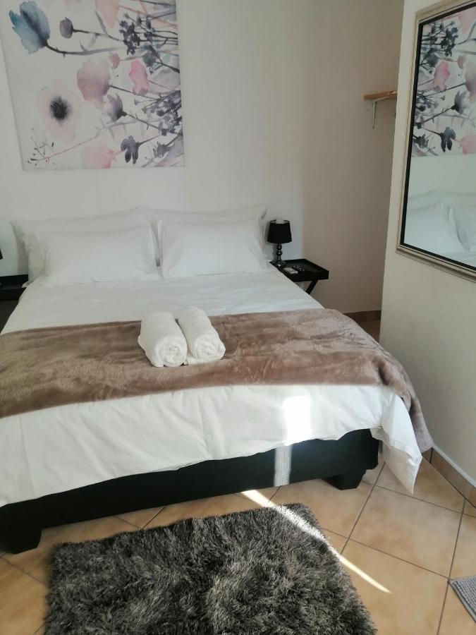 Niilo'S Guesthouse Rundu Bagian luar foto