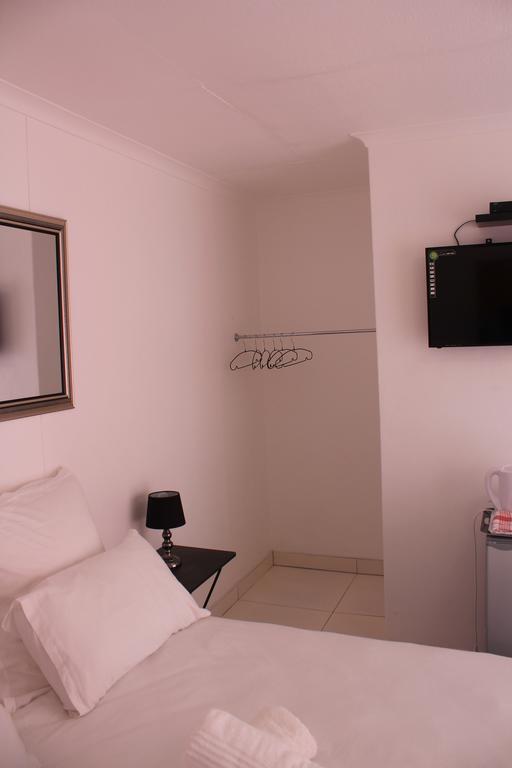 Niilo'S Guesthouse Rundu Bagian luar foto