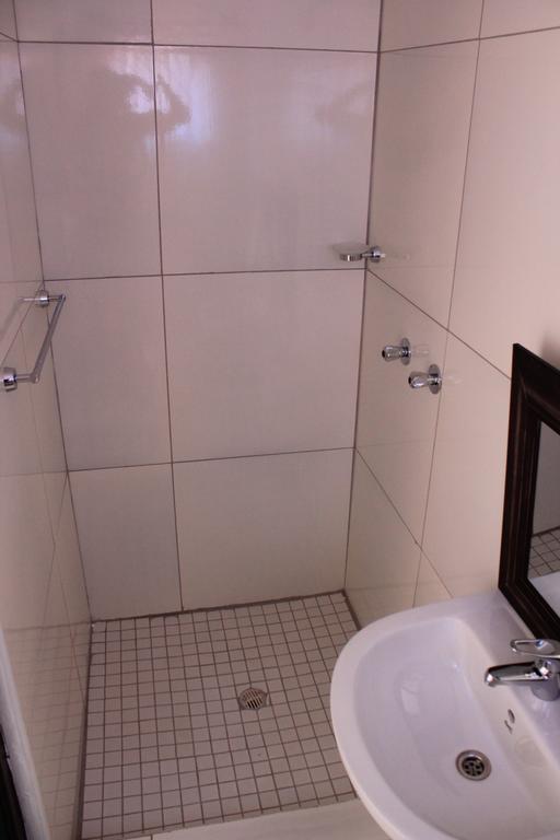 Niilo'S Guesthouse Rundu Bagian luar foto