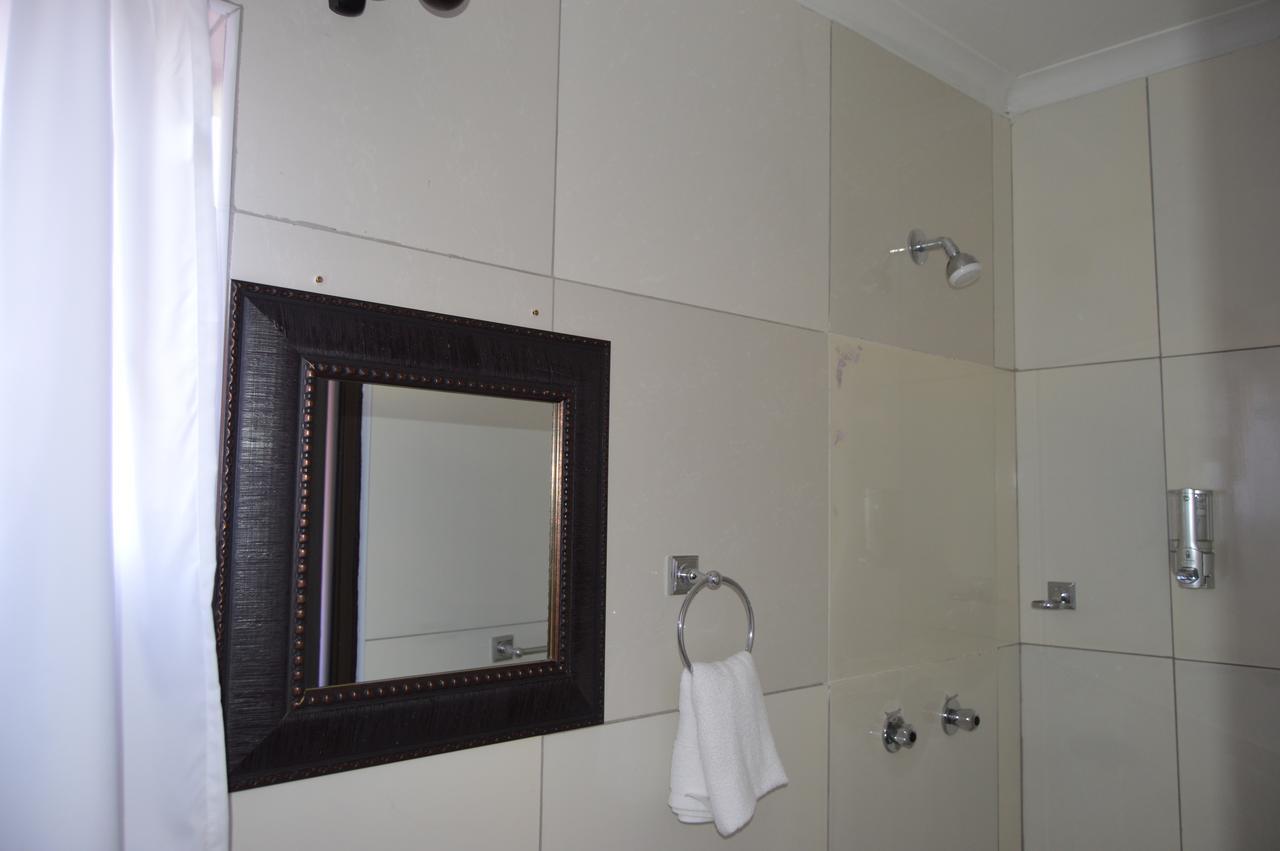 Niilo'S Guesthouse Rundu Bagian luar foto
