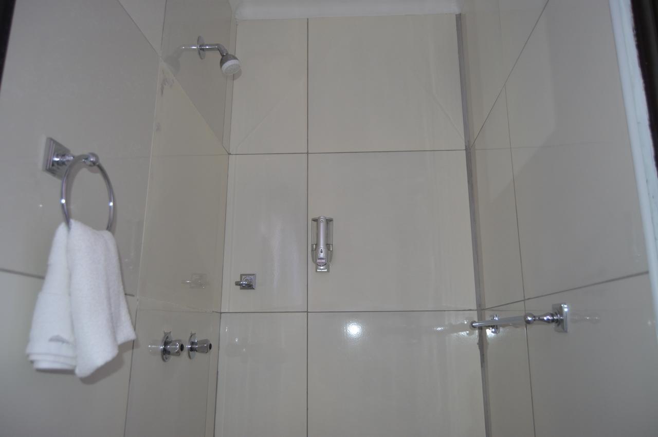 Niilo'S Guesthouse Rundu Bagian luar foto