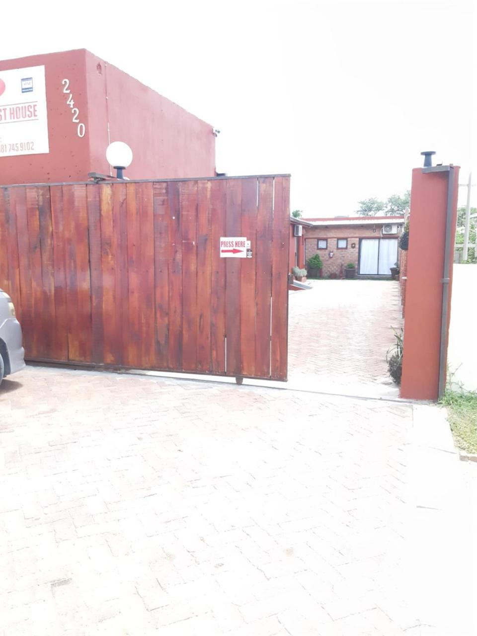 Niilo'S Guesthouse Rundu Bagian luar foto