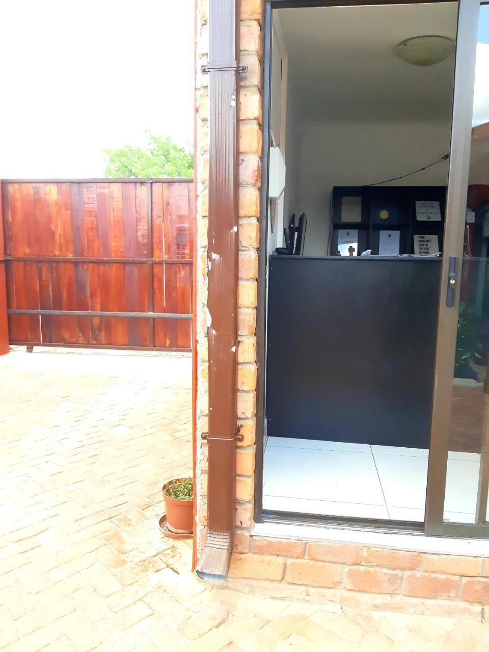 Niilo'S Guesthouse Rundu Bagian luar foto