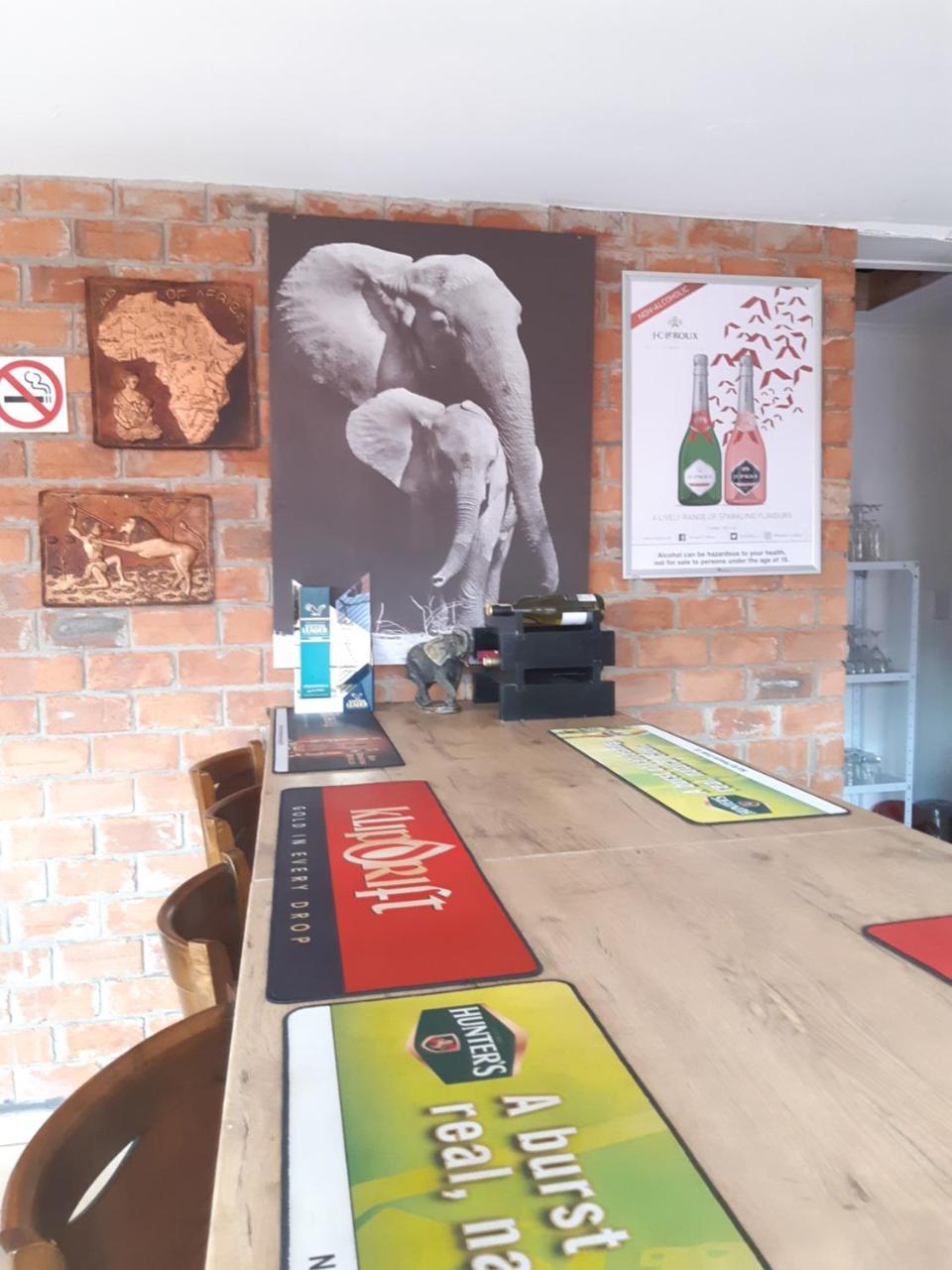 Niilo'S Guesthouse Rundu Bagian luar foto