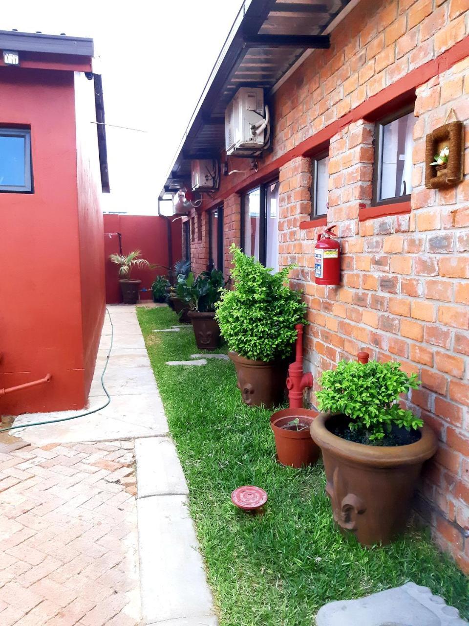 Niilo'S Guesthouse Rundu Bagian luar foto