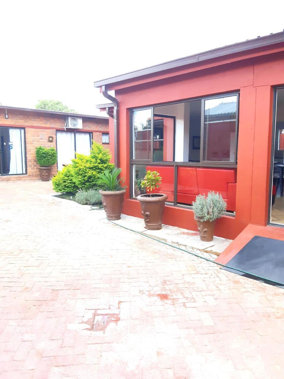 Niilo'S Guesthouse Rundu Bagian luar foto