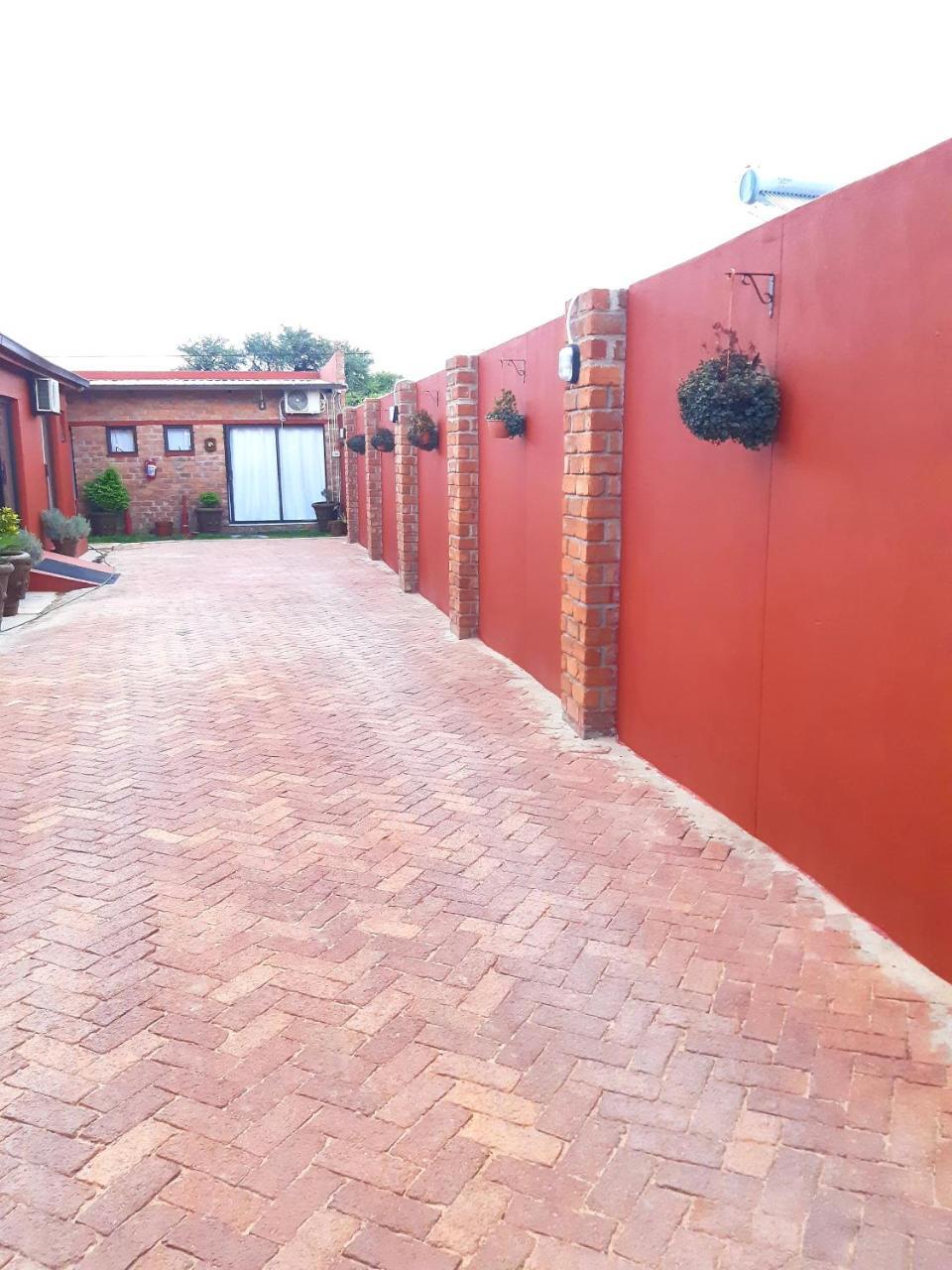 Niilo'S Guesthouse Rundu Bagian luar foto