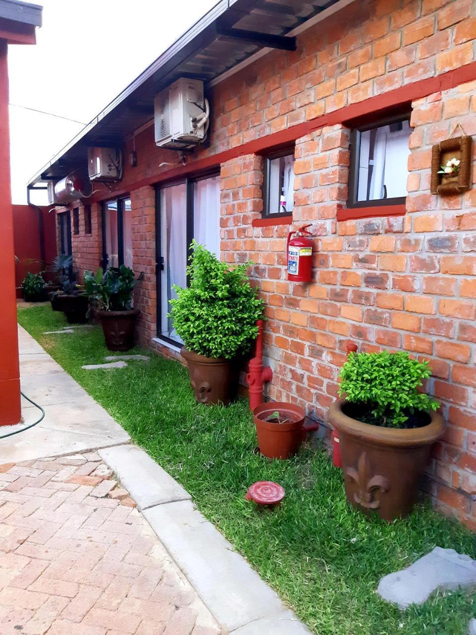 Niilo'S Guesthouse Rundu Bagian luar foto