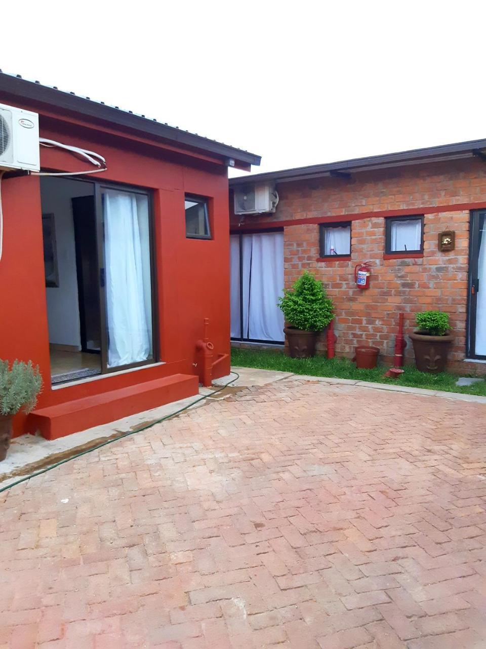 Niilo'S Guesthouse Rundu Bagian luar foto