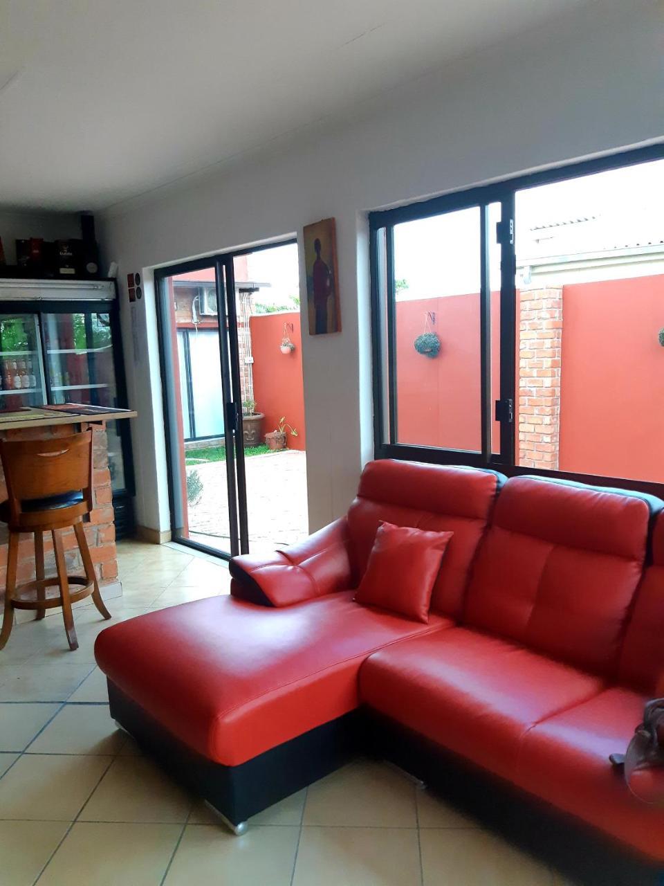 Niilo'S Guesthouse Rundu Bagian luar foto