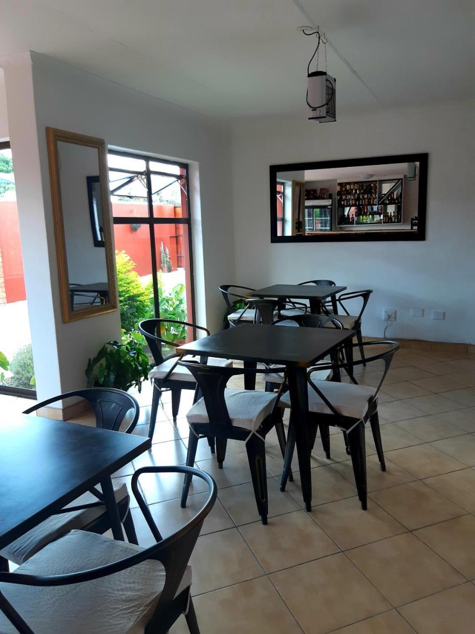 Niilo'S Guesthouse Rundu Bagian luar foto