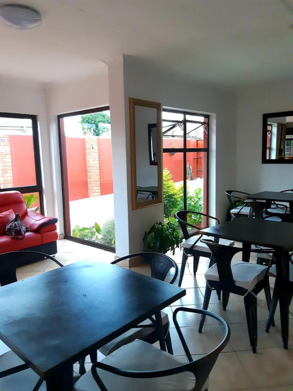 Niilo'S Guesthouse Rundu Bagian luar foto