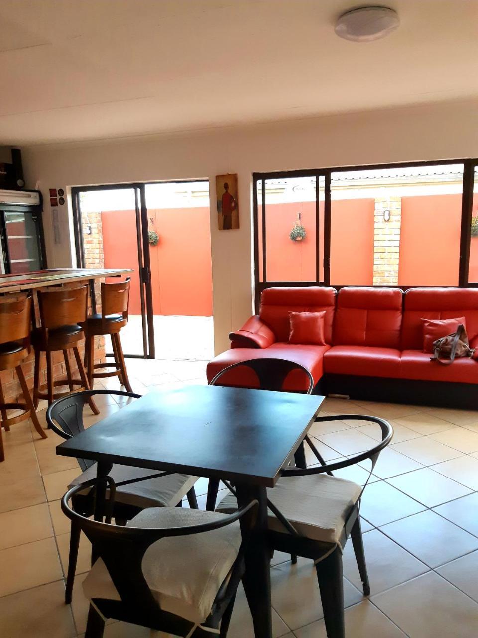 Niilo'S Guesthouse Rundu Bagian luar foto