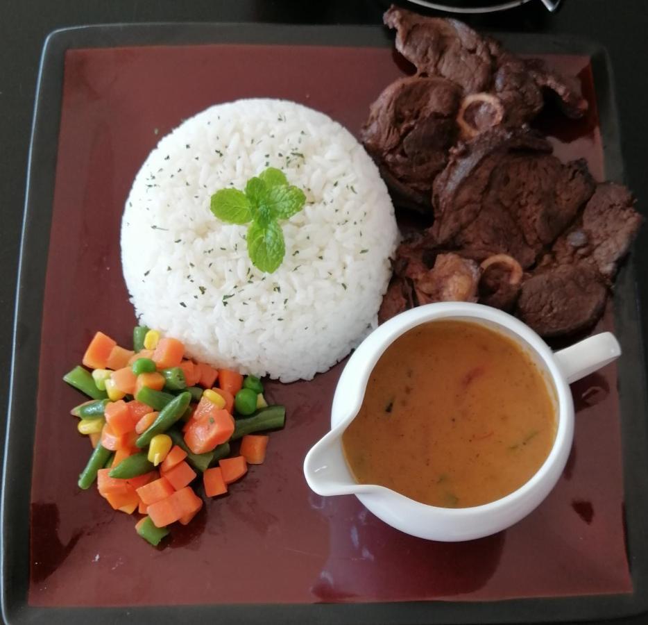 Niilo'S Guesthouse Rundu Bagian luar foto